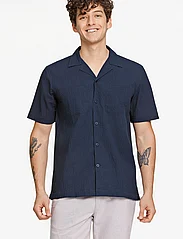 Lindbergh - Seersucker shirt S/S - kortærmede skjorter - navy - 2
