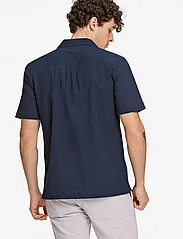 Lindbergh - Seersucker shirt S/S - kortærmede skjorter - navy - 5