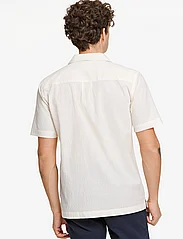 Lindbergh - Seersucker shirt S/S - kortærmede skjorter - off white - 4