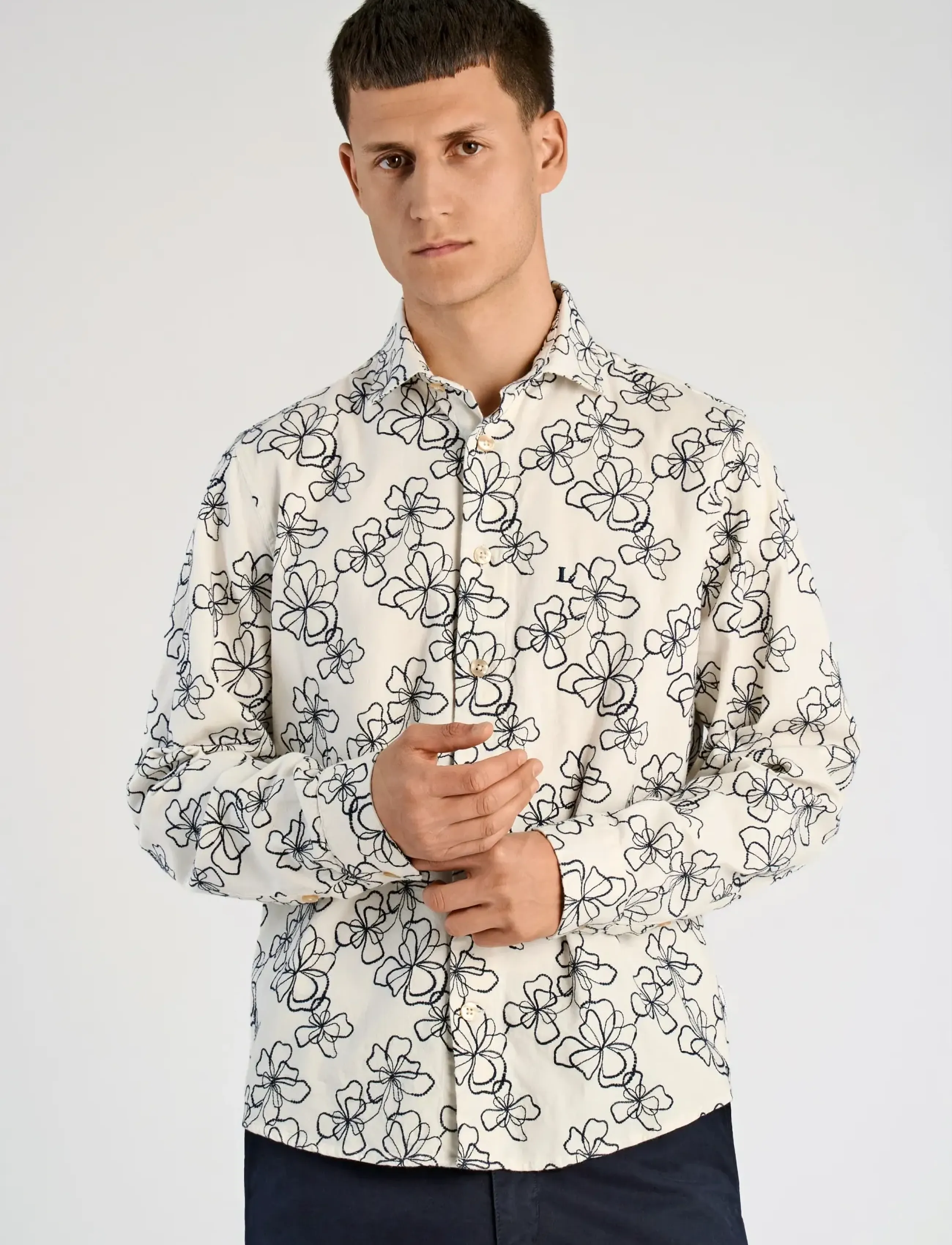 Lindbergh - Washed denim shirt w?. embroidery L - pattern shirts - off white - 3