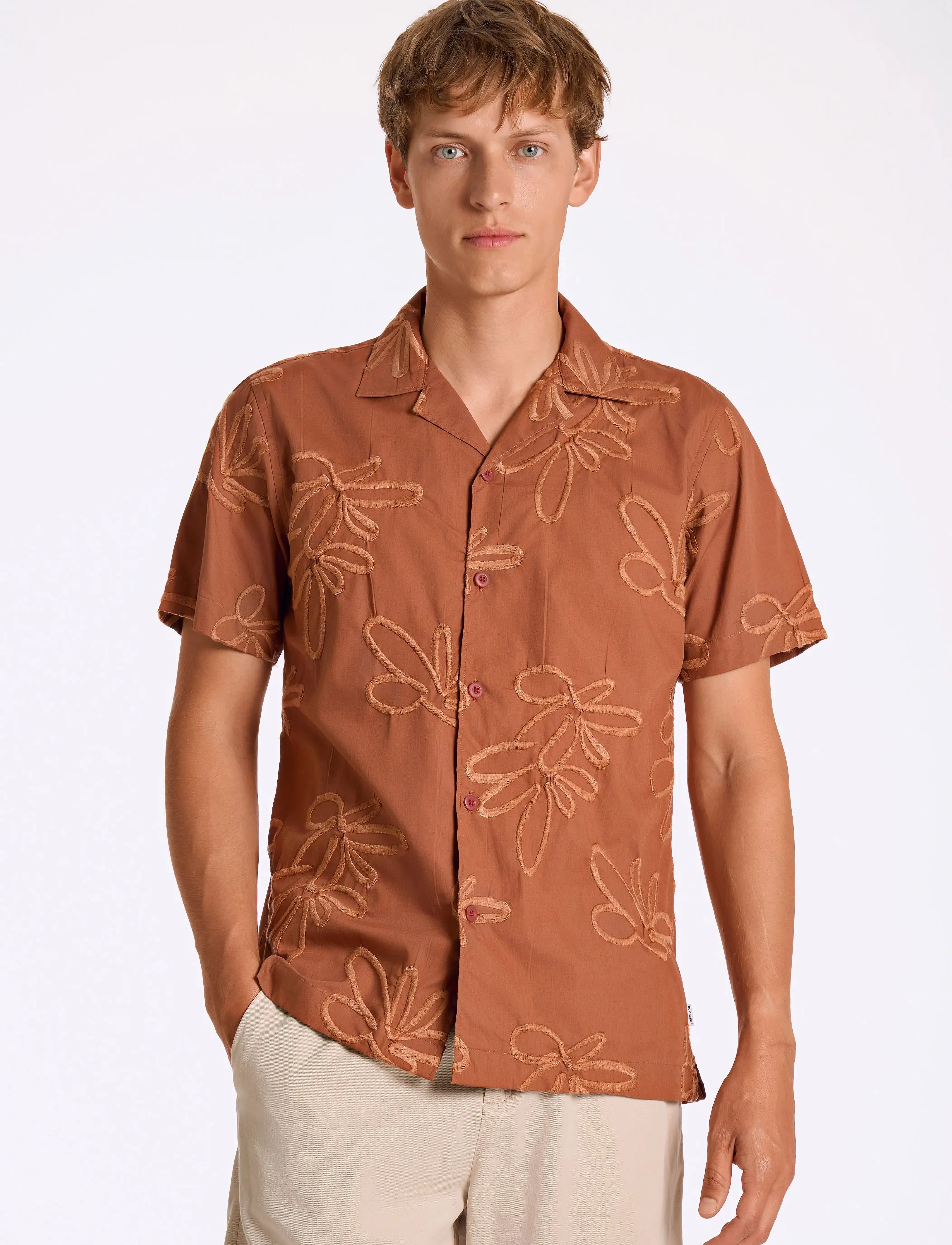 Lindbergh Embroidered Cotton Shirt S/S, L, Red, Skjorter > Kortærmede Shirts, Herre