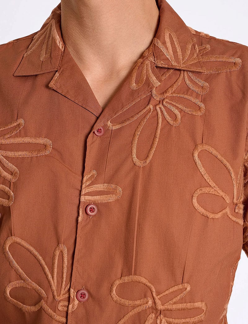 Lindbergh - Embroidered cotton shirt S/S - krótki rękaw - clay - 5