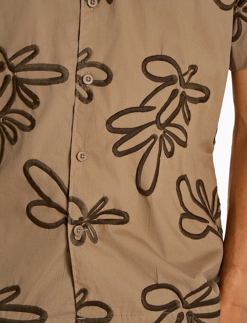 Lindbergh - Embroidered cotton shirt S/S - lühikeste varrukatega särgid - stone - 5