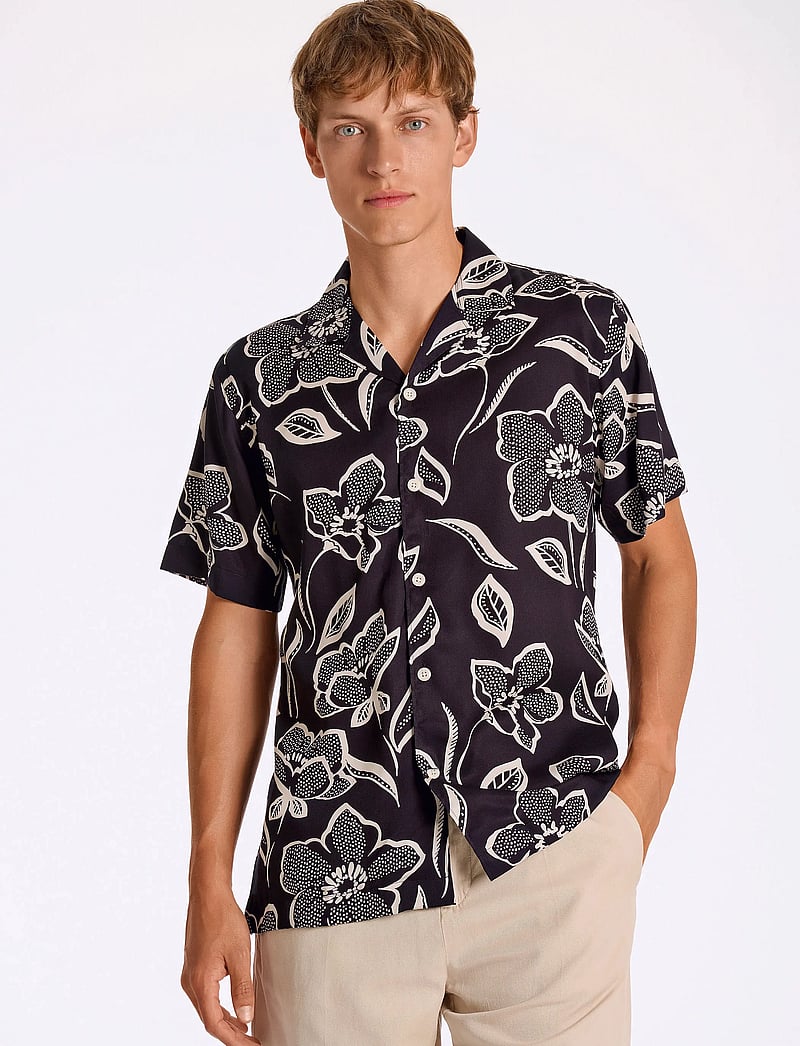 Lindbergh - AOP Lyocell shirt S/S - kortärmade skjortor - black - 0