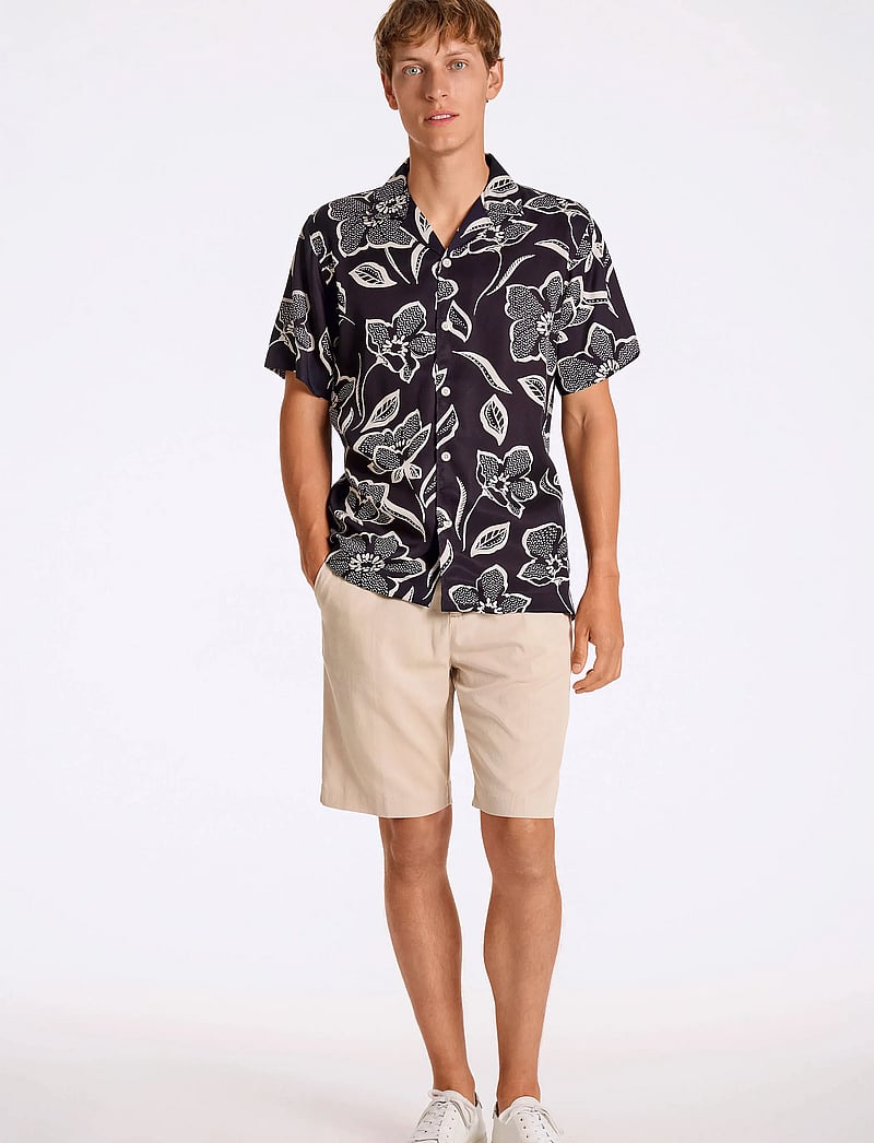 Lindbergh - AOP Lyocell shirt S/S - kortärmade skjortor - black - 4