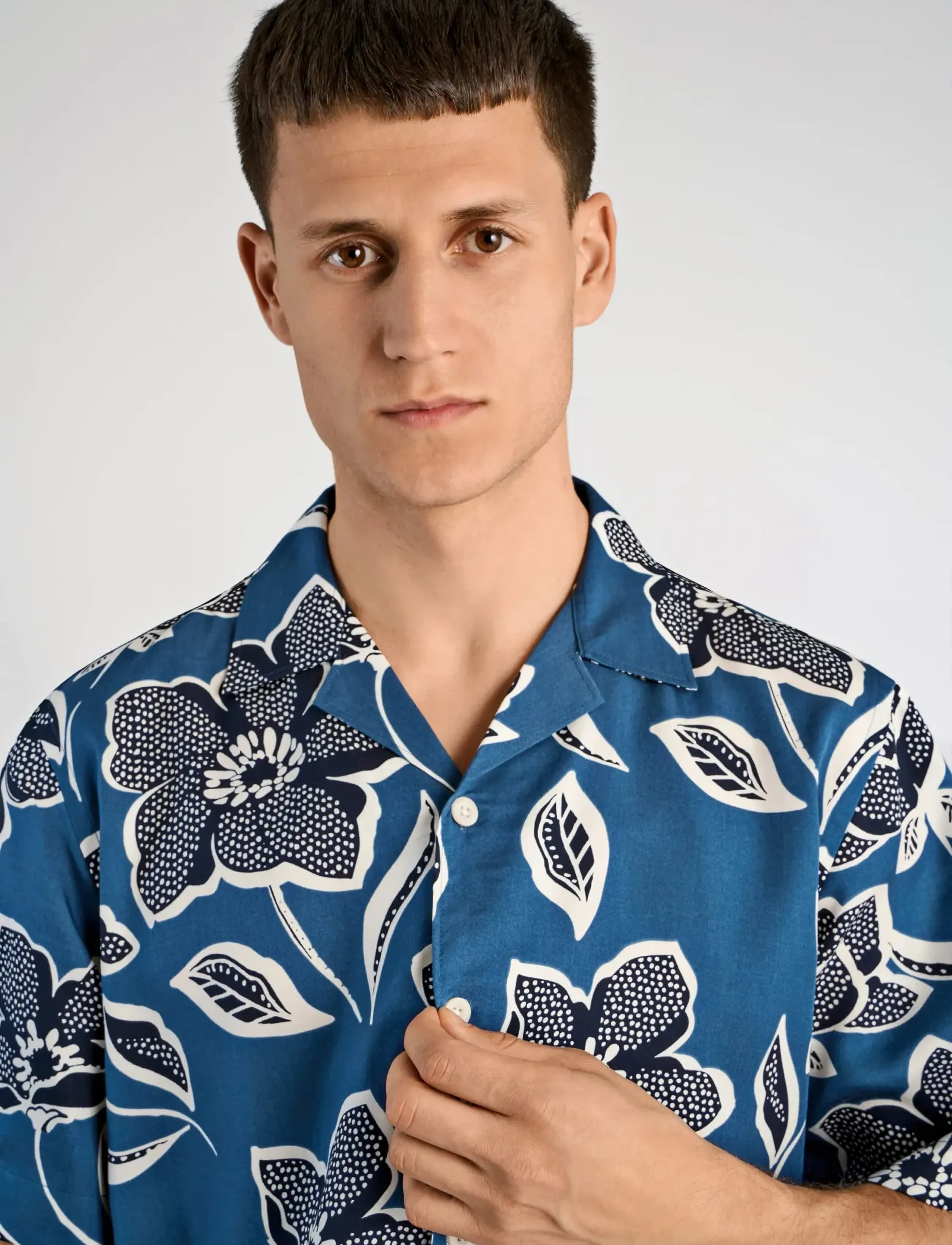Lindbergh - AOP Lyocell shirt S/S - short-sleeved shirts - indigo blue - 5