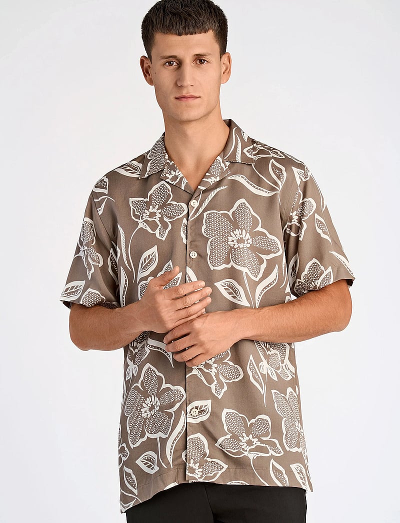 Lindbergh - AOP Lyocell shirt S/S - kurzarmhemden - stone - 0