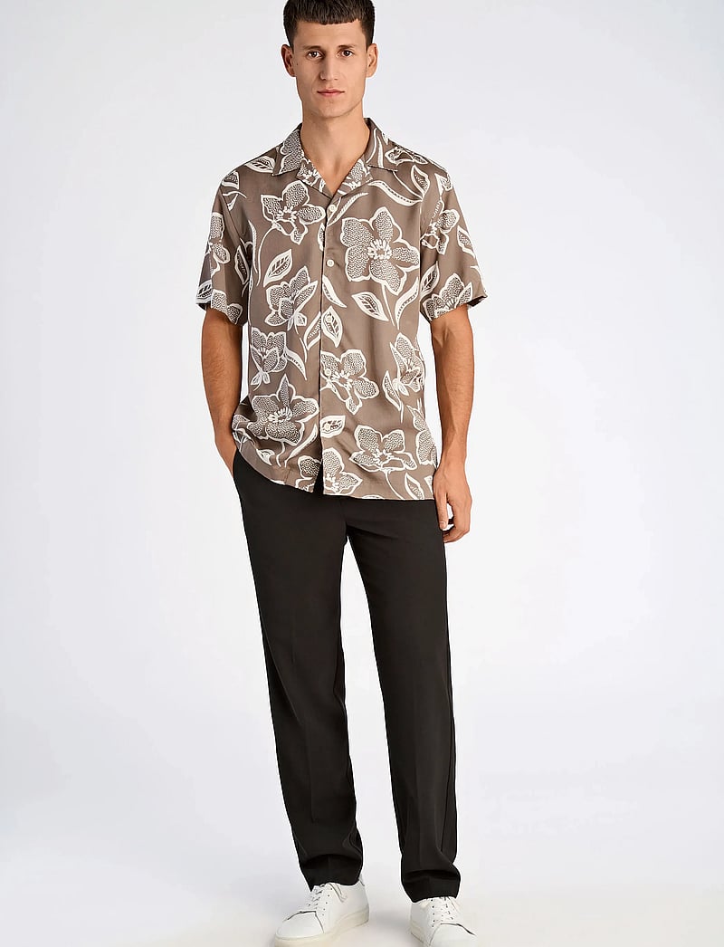 Lindbergh - AOP Lyocell shirt S/S - kurzarmhemden - stone - 4