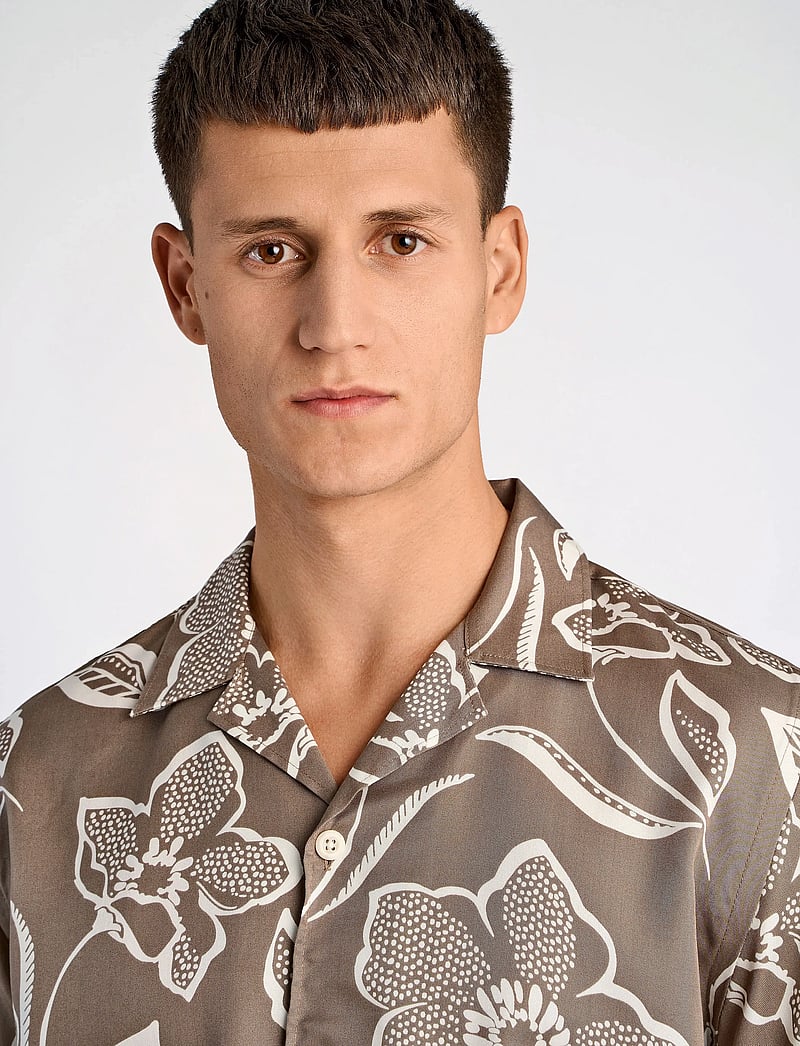 Lindbergh - AOP Lyocell shirt S/S - kurzarmhemden - stone - 5