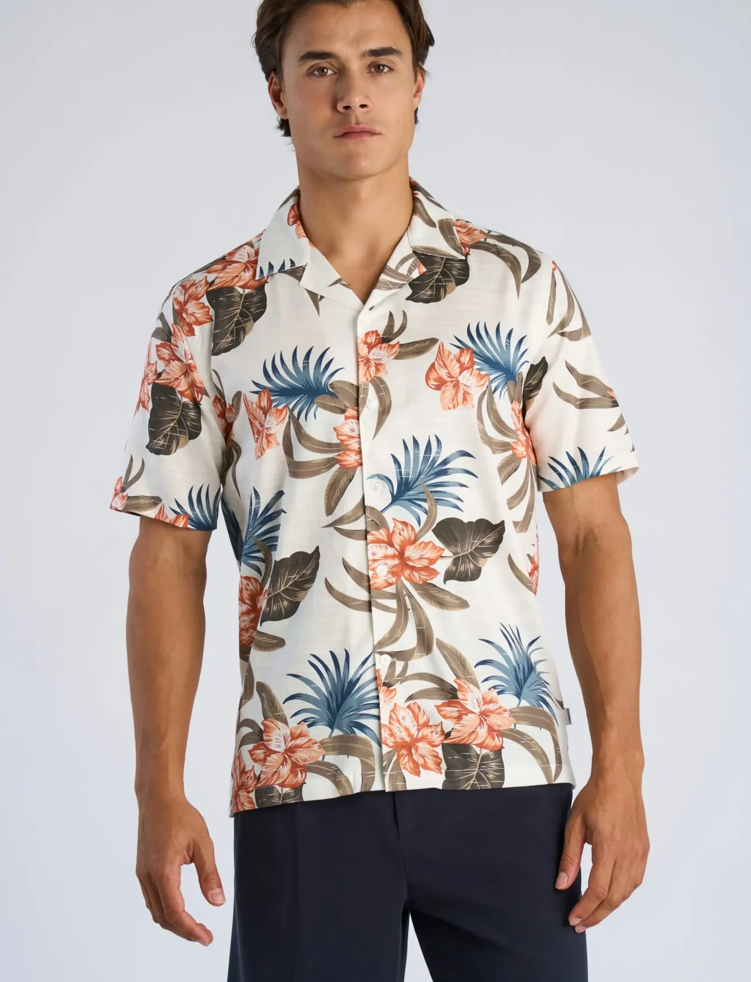 Lindbergh - AOP floral lyocell blend shirt S/S - mønstrede skjorter - soft coral - 3
