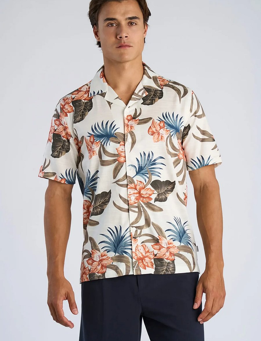 Lindbergh - AOP floral lyocell blend shirt S/S - mustriga särgid - soft coral - 3