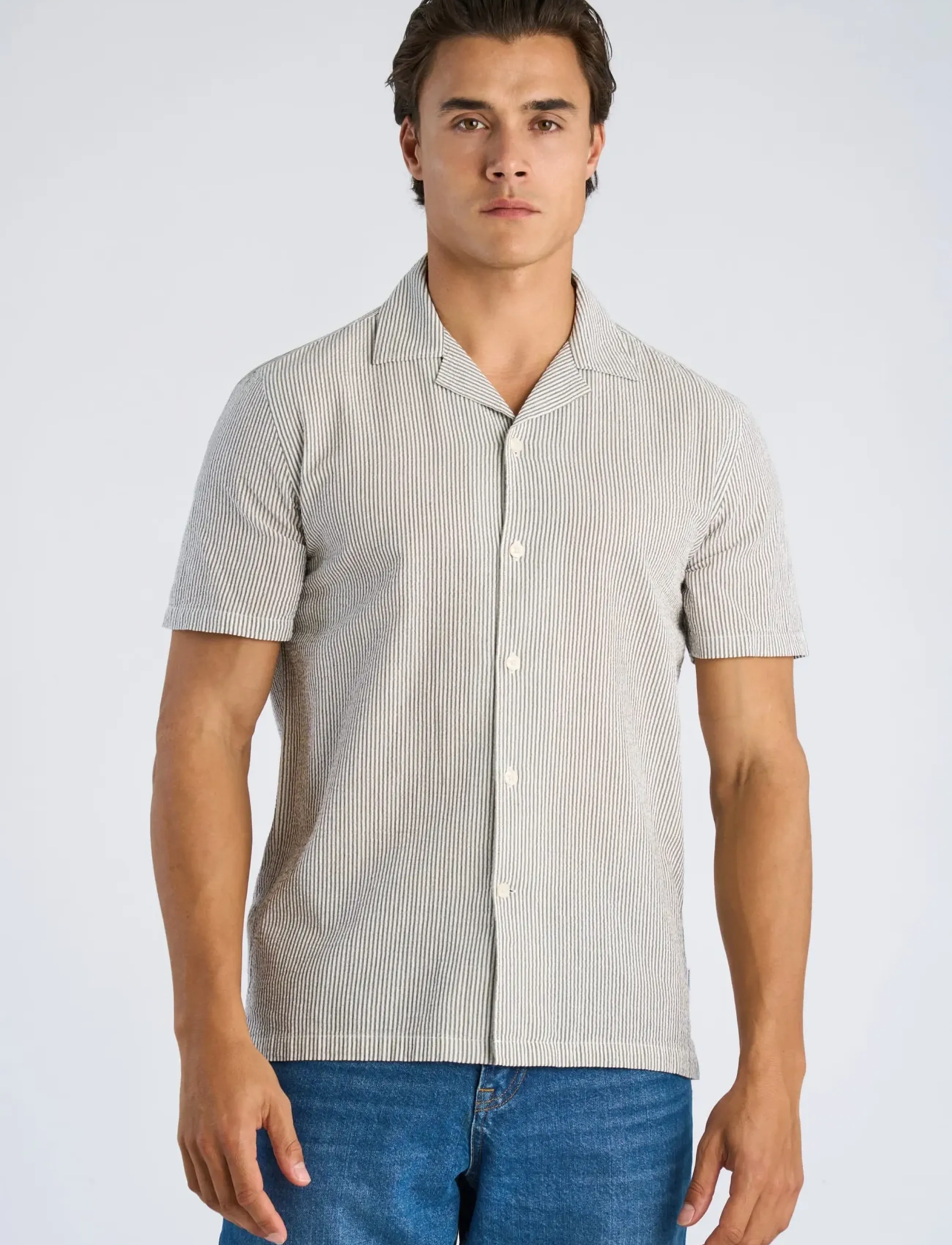 Lindbergh - Striped seersucker resort shirt S/S - stribede skjorter - dk army - 3