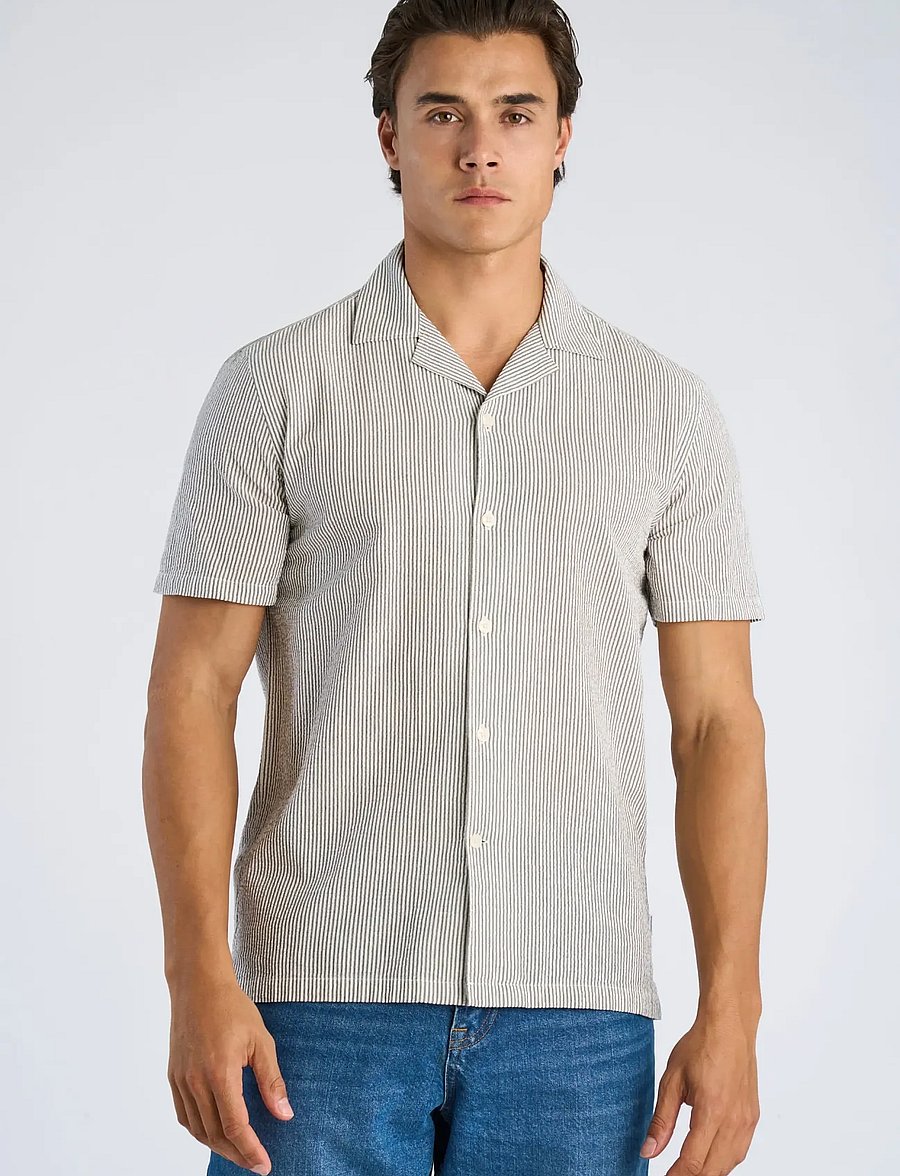 Lindbergh - Striped seersucker resort shirt S/S - stribede skjorter - dk army - 3