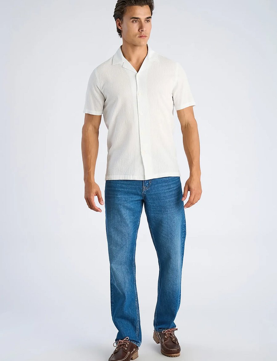 Lindbergh - Striped seersucker resort shirt S/S - stribede skjorter - lt blue - 0