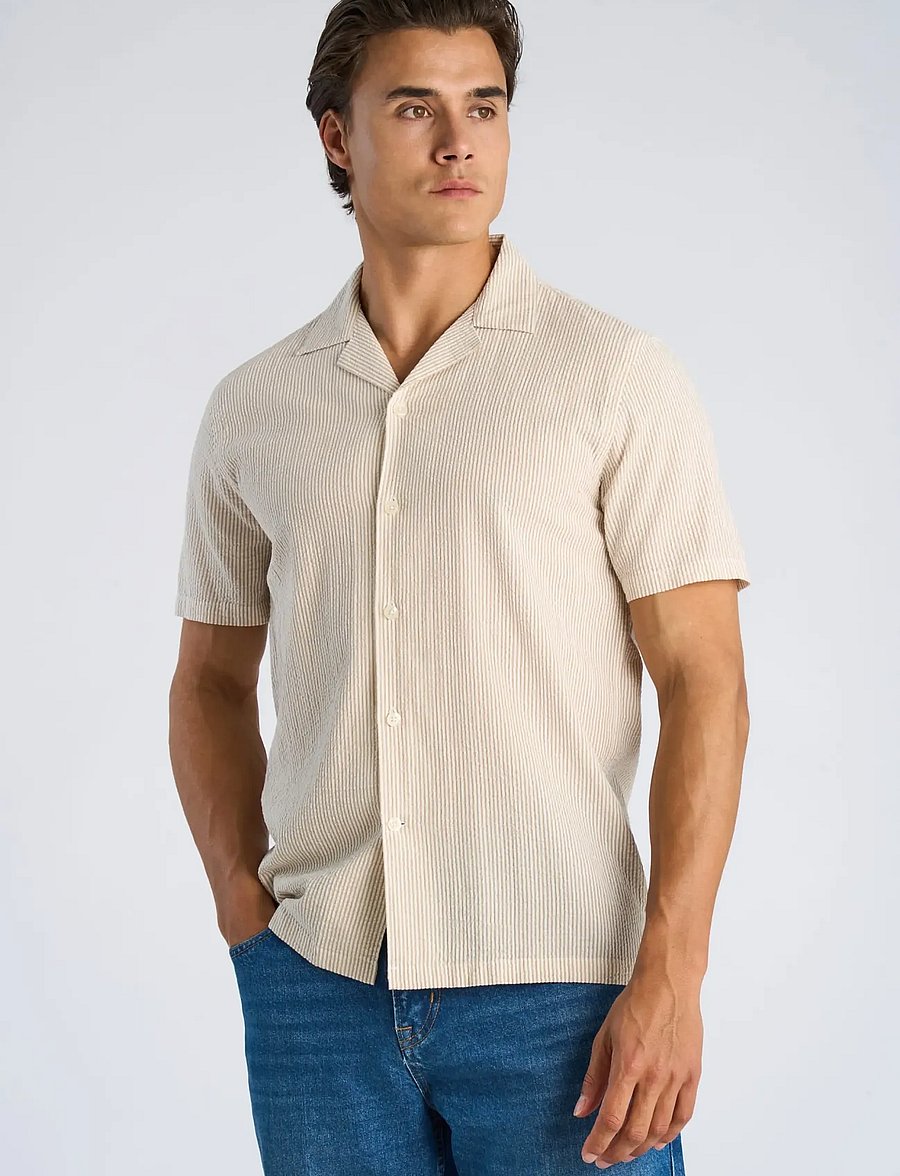 Lindbergh - Striped seersucker resort shirt S/S - stribede skjorter - sand - 3