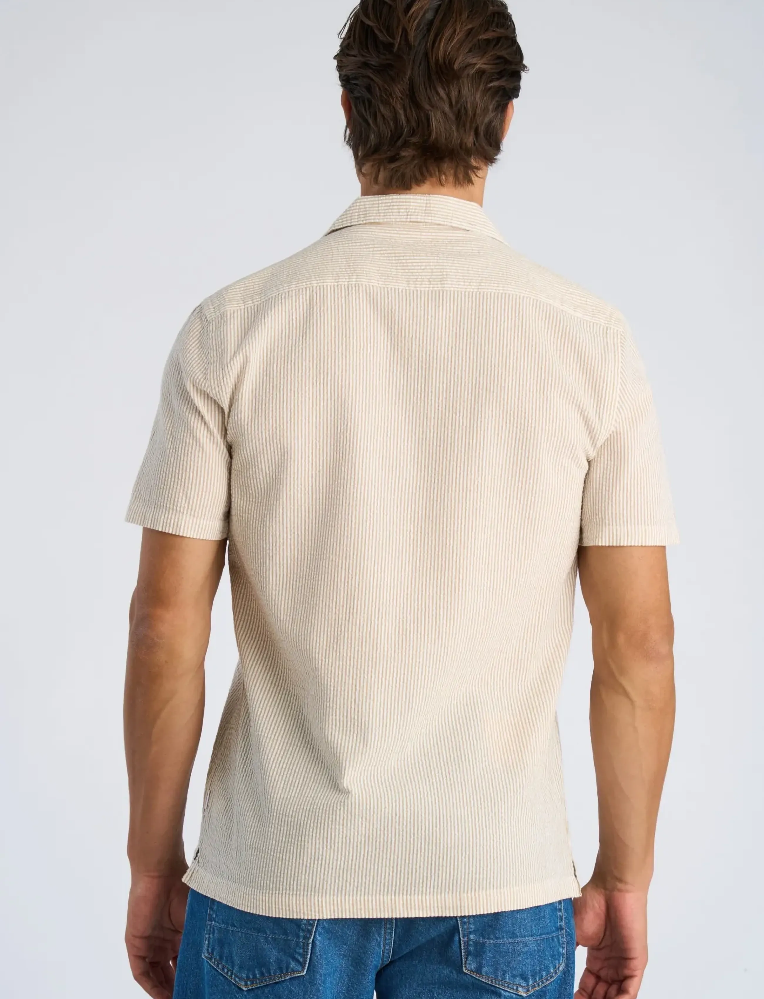 Lindbergh - Striped seersucker resort shirt S/S - stribede skjorter - sand - 4