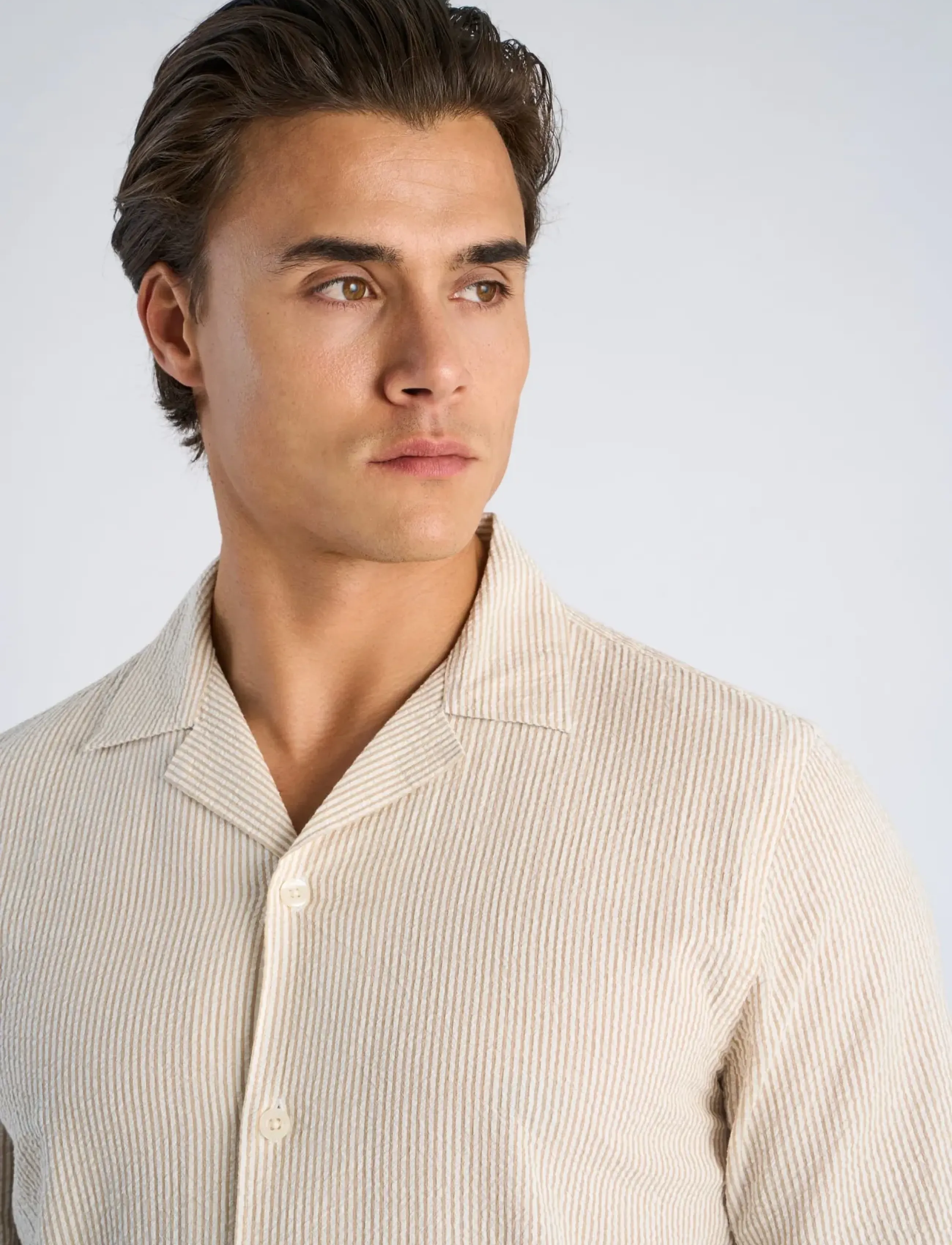 Lindbergh - Striped seersucker resort shirt S/S - stribede skjorter - sand - 5