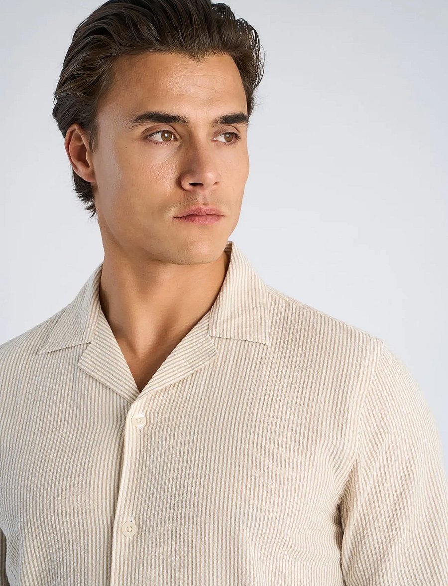 Lindbergh - Striped seersucker resort shirt S/S - stribede skjorter - sand - 5