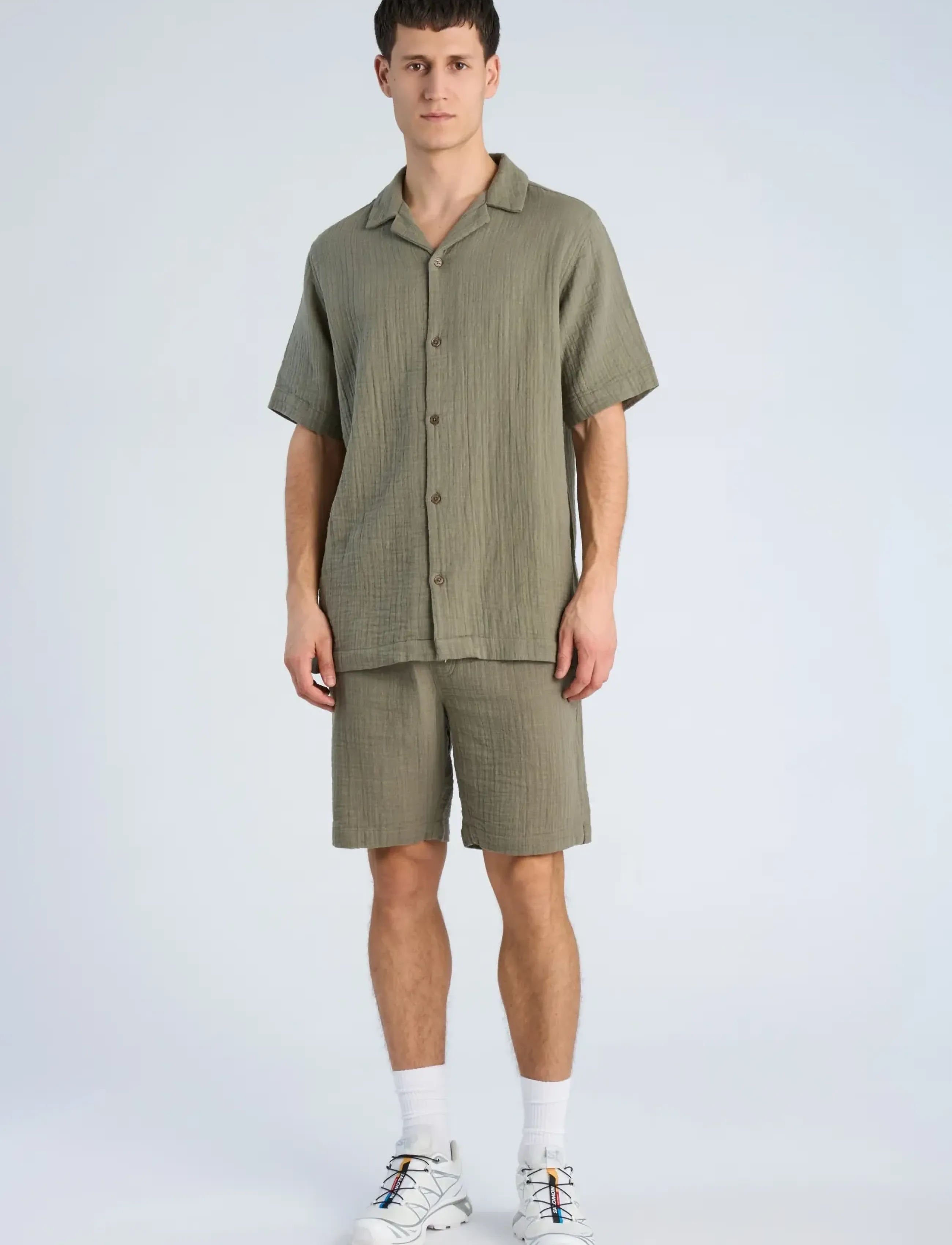 Lindbergh Cotton muslin resort shirt S/S - Vabaajasärgid - DK KHAKI / green