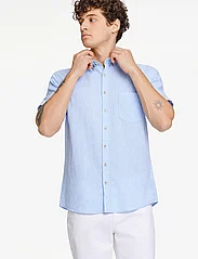 Lindbergh - Cotton/linen shirt S/S - hørskjorter - sky blue - 3
