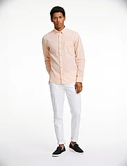 Lindbergh - Cotton/linen shirt L/S - linen shirts - lt peach - 4