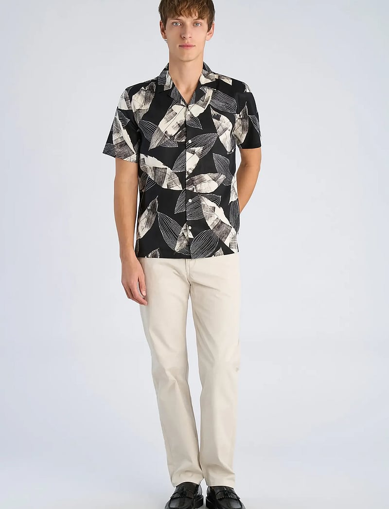 Lindbergh - Cotton / Lyocell blend AOP shirt S/ - mustriga särgid - black - 0