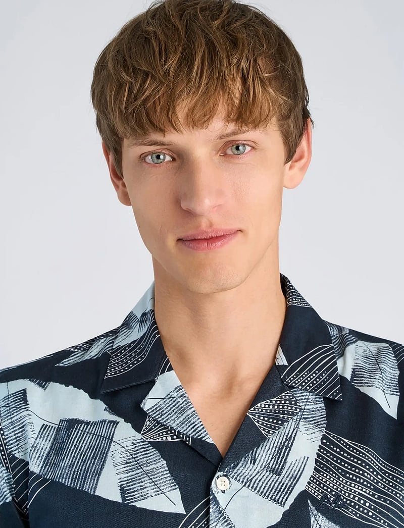 Lindbergh - Cotton / Lyocell blend AOP shirt S/ - mønstrede skjorter - ice blue - 5