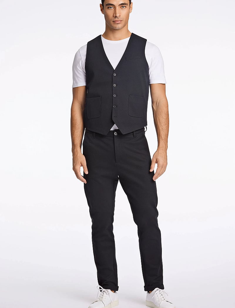 Lindbergh - Superflex knitted waistcoat - västar - black - 4