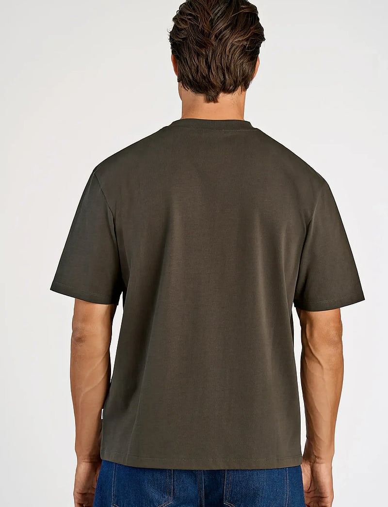 Lindbergh - O-neck tee oversize S/S - short-sleeved t-shirts - ebony brown - 4