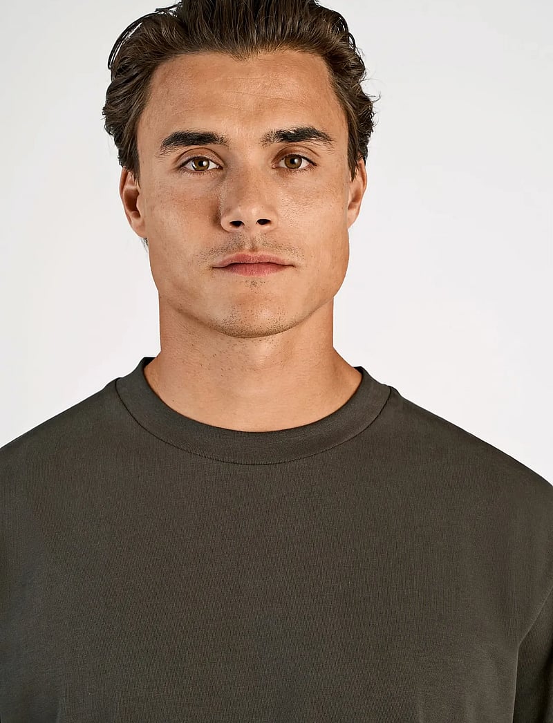 Lindbergh - O-neck tee oversize S/S - short-sleeved t-shirts - ebony brown - 5