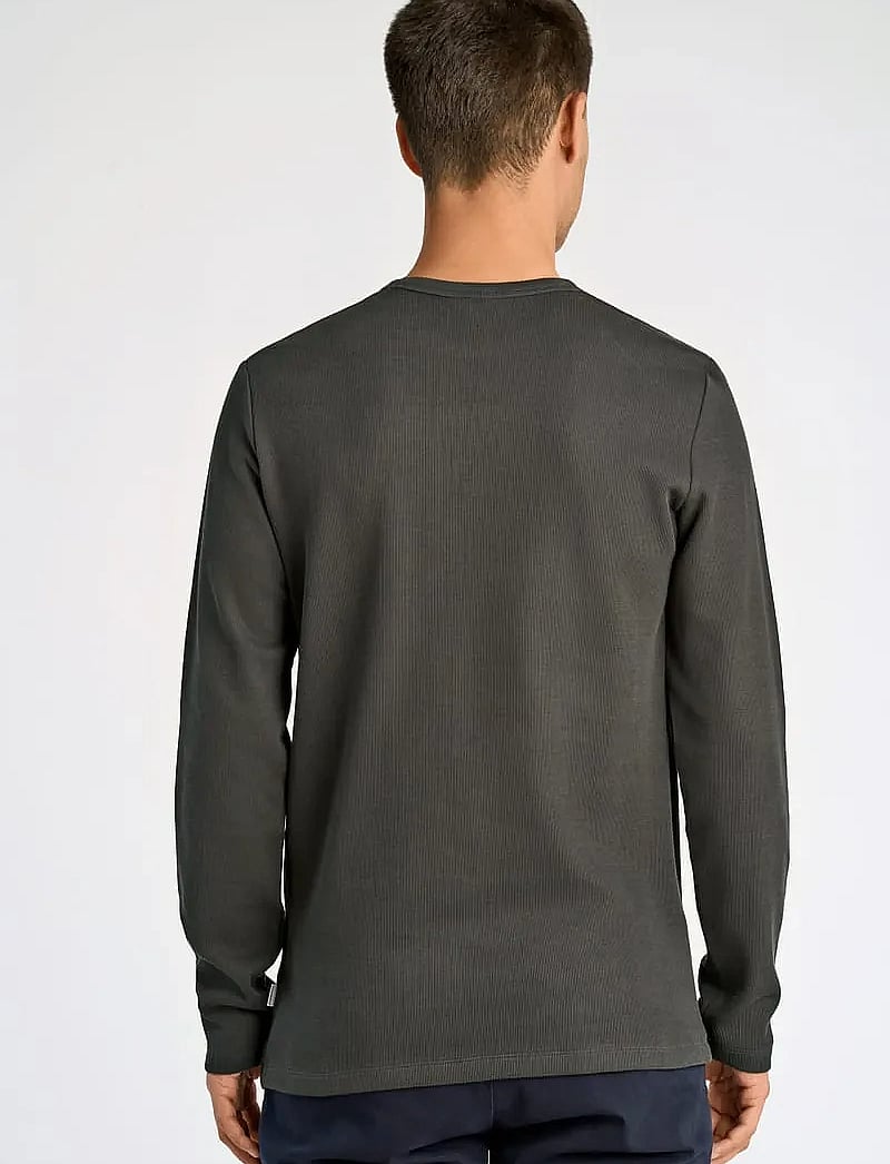 Lindbergh - Basic o-neck tee L/S - långärmade t-shirts - off black - 4