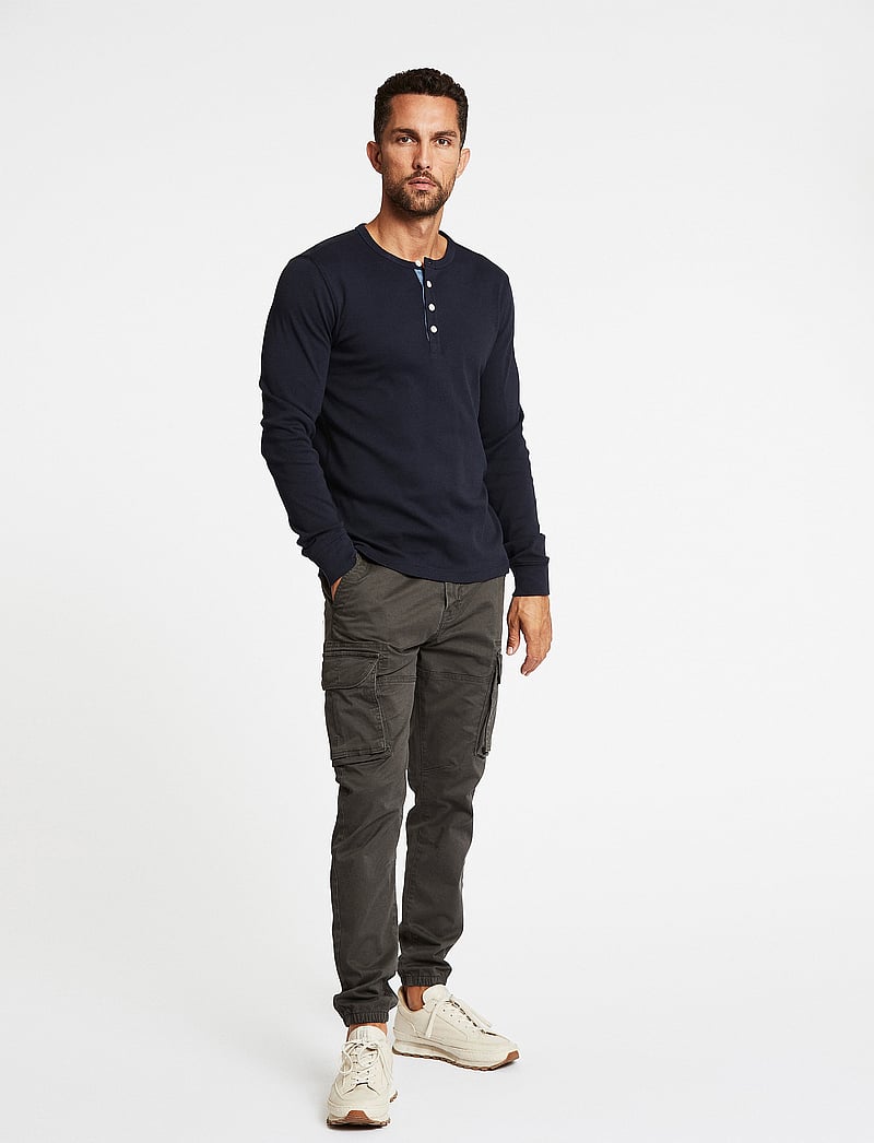 Lindbergh - Solid gradad w contrast fabric L/S - långärmade t-shirts - navy - 0