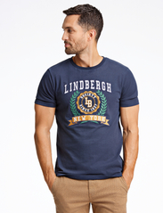 Lindbergh - Brand carrier print tee S/S - kortärmade t-shirts - navy - 2