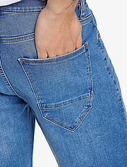 Lindbergh - Superflex denim shorts - jeansshorts - pale blue - 2