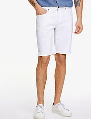 Lindbergh - Regular fit denim shorts - lühikesed teksapüksid - white - 2