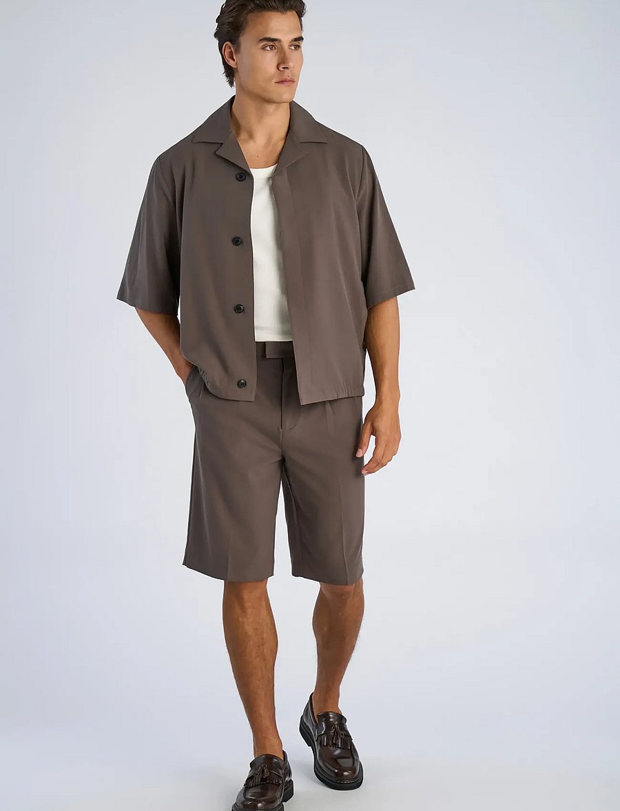 Lindbergh - Superflex pleasted formal shorts - chinos shorts - deep olive - 0