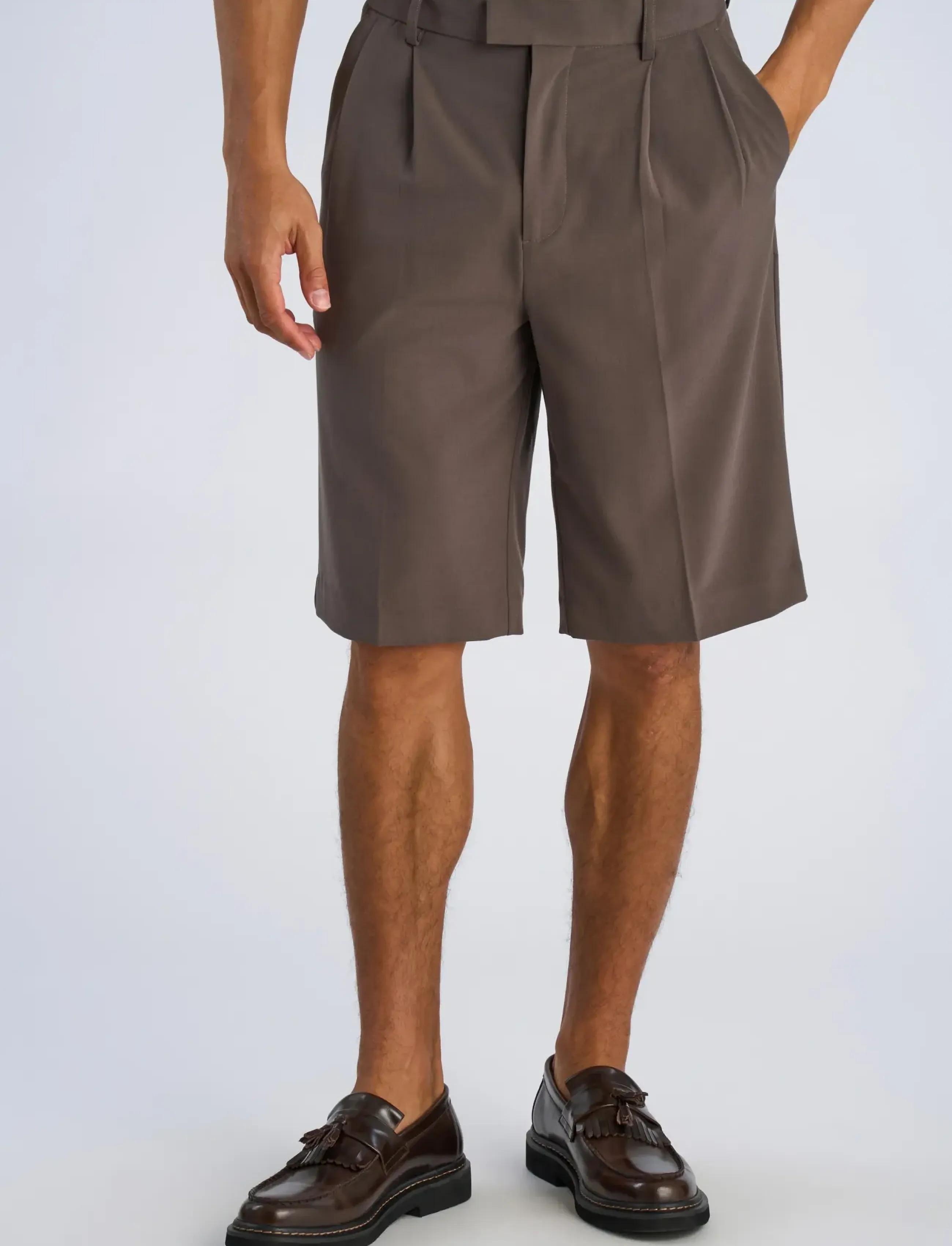 Lindbergh - Superflex pleasted formal shorts - chinos shorts - deep olive - 3