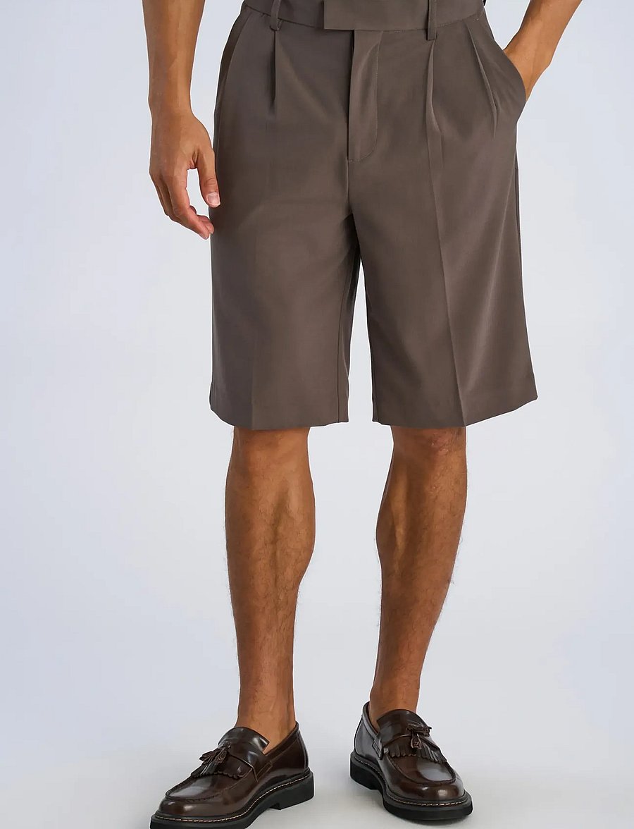 Lindbergh - Superflex pleasted formal shorts - chinos shorts - deep olive - 3