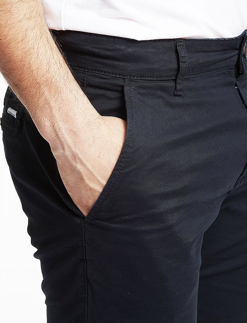 Lindbergh - Superflex chino shorts - chinos shorts - black - 5