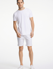 Lindbergh - Superflex chino shorts - chino stila šorti - off white - 2