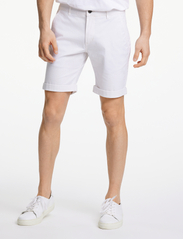Lindbergh - Superflex chino shorts - chinos shorts - off white - 4