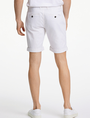 Lindbergh - Superflex chino shorts - chinos shorts - off white - 6