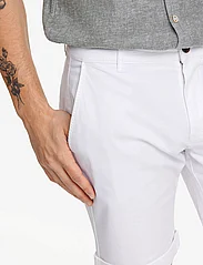 Lindbergh - Superflex chino shorts - chinos shorts - off white - 9