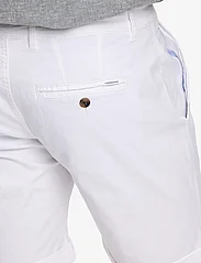 Lindbergh - Superflex chino shorts - chinos shorts - off white - 11
