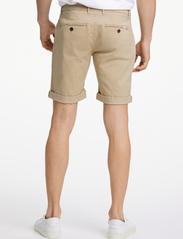 Lindbergh - Superflex chino shorts - chino stila šorti - sand - 2