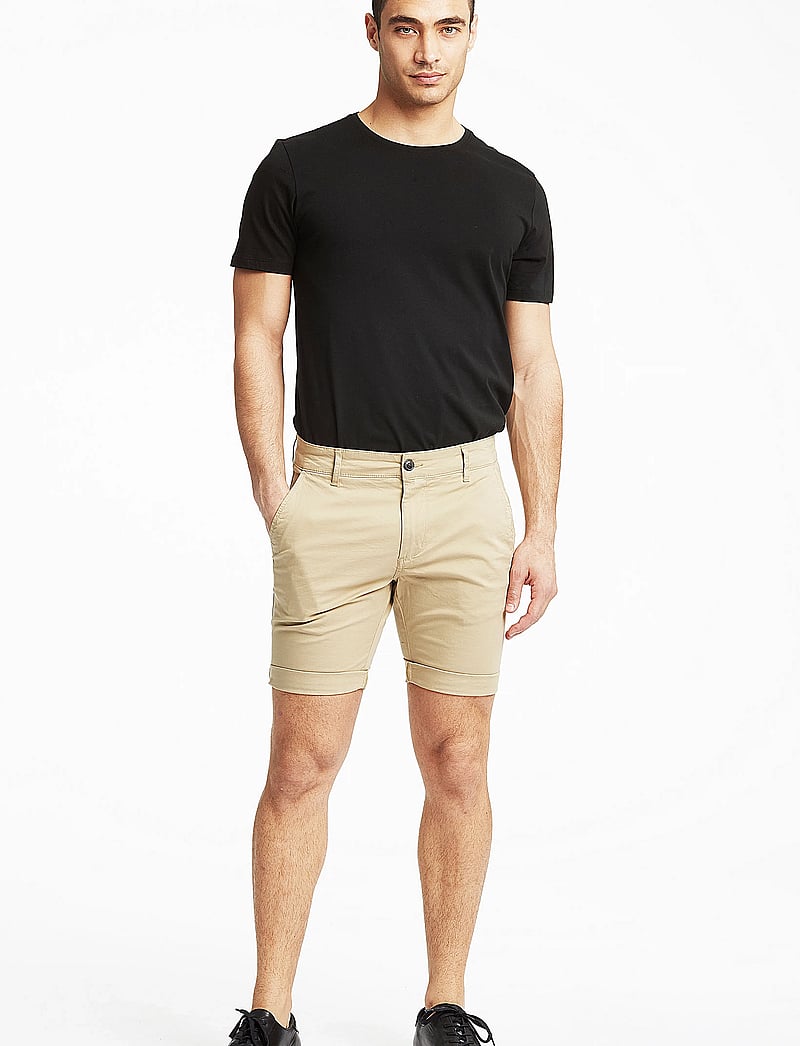 Lindbergh - Superflex chino shorts - chinos shorts - sand - 4
