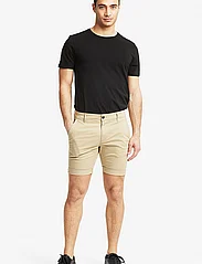 Lindbergh - Superflex chino shorts - chinos shorts - sand - 3
