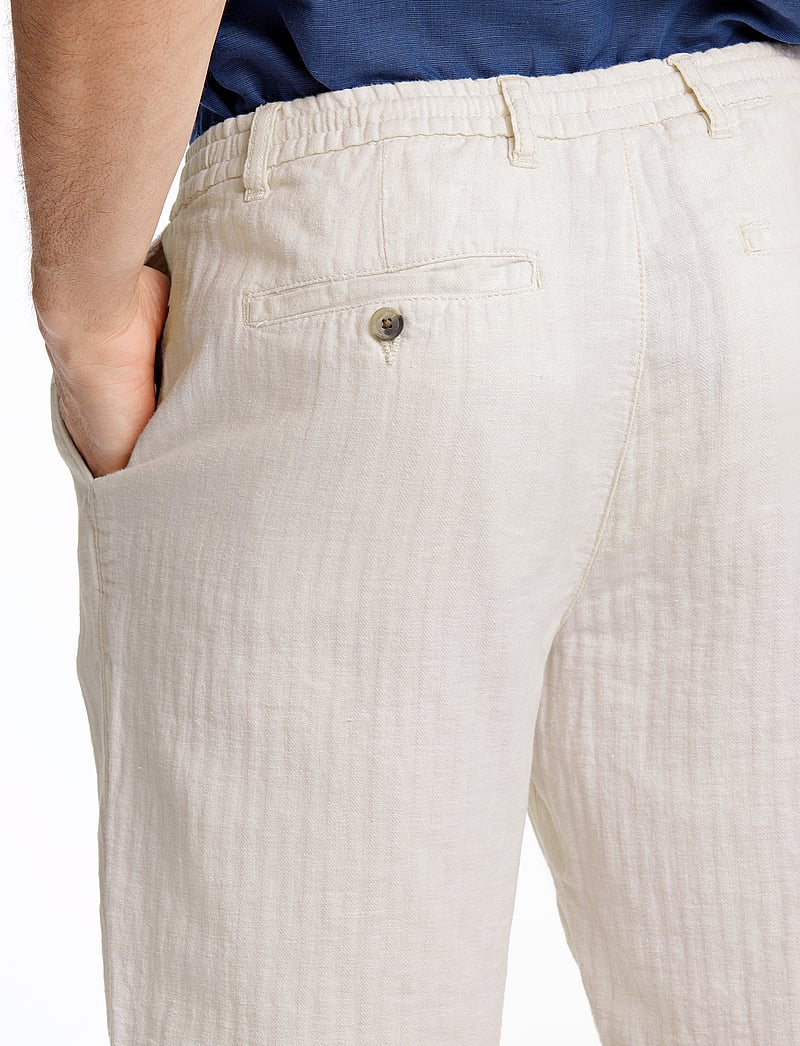 Lindbergh - Linen blend herringbone short - linneshorts - optical white - 2