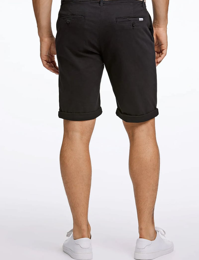 Lindbergh - Superflex chino shorts w?. belt - chinos shorts - black - 4