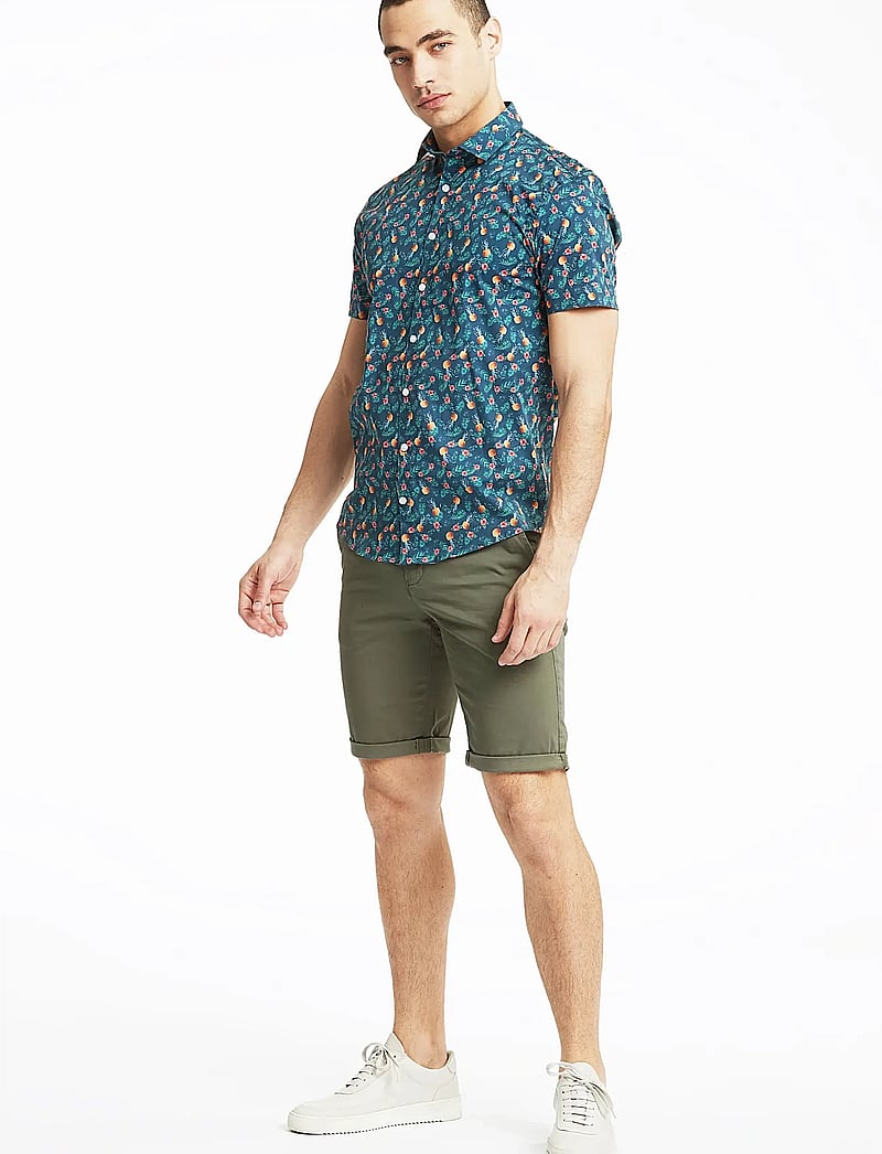 Lindbergh - Superflex chino shorts w?. belt - chinos shorts - dk army - 0
